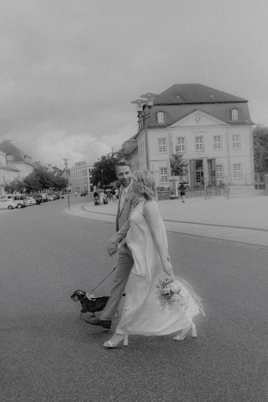Hochzeitspaar mit Hund