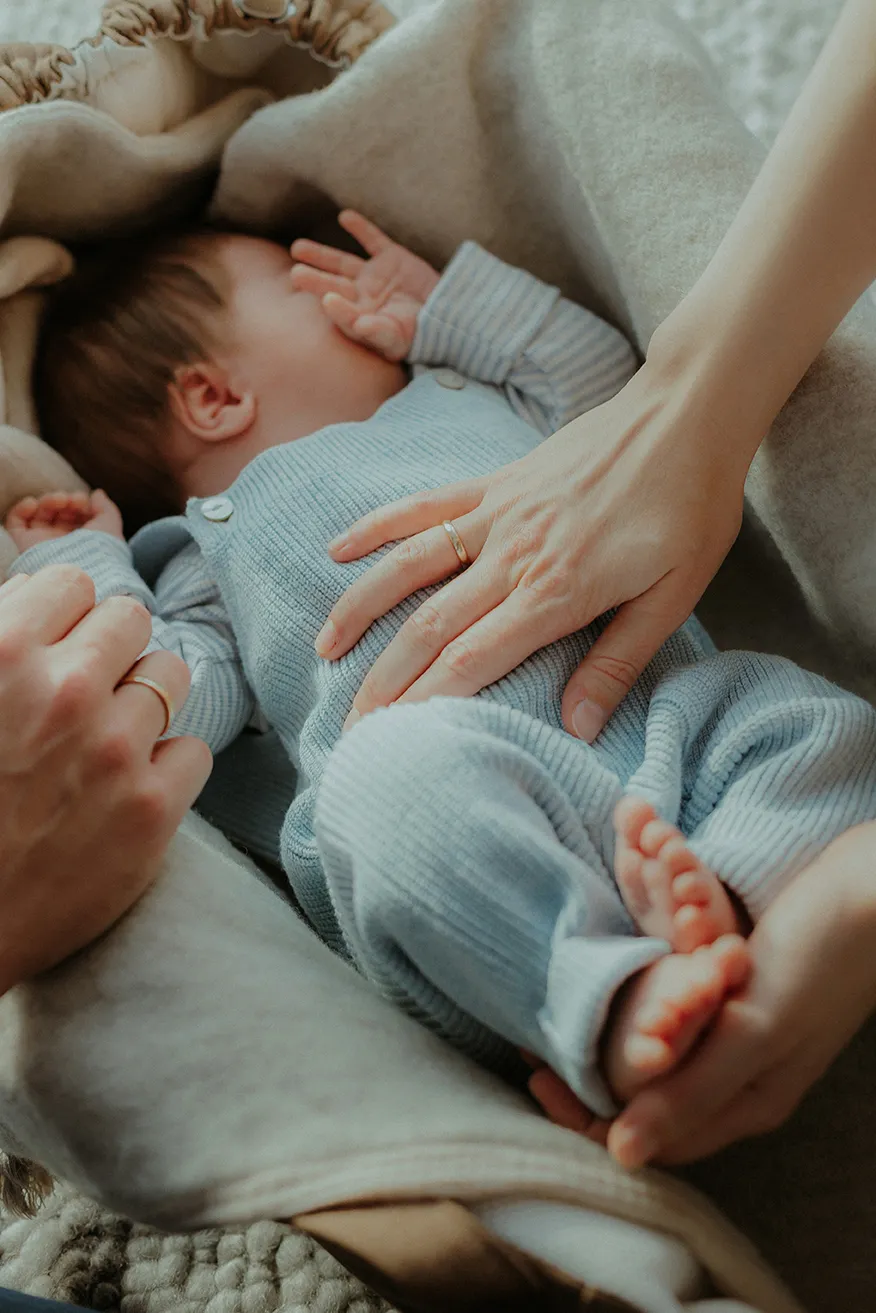 Baby liegt auf Decke