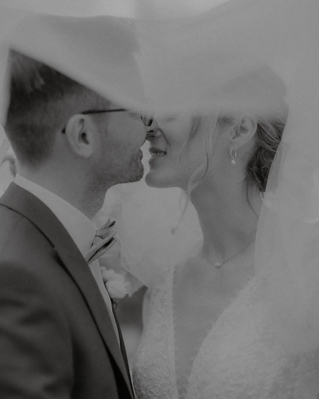 Hochzeitspaar vor Kuss