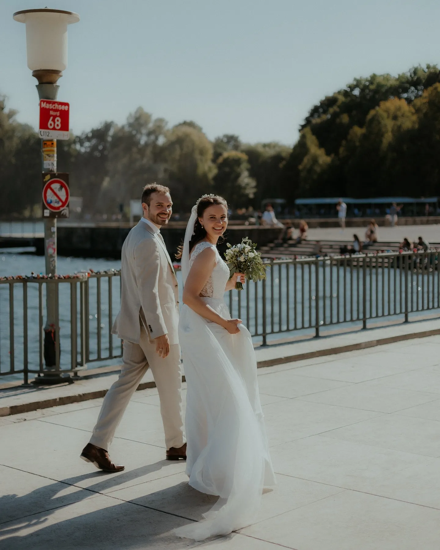 Hochzeitspaar auf Brücke