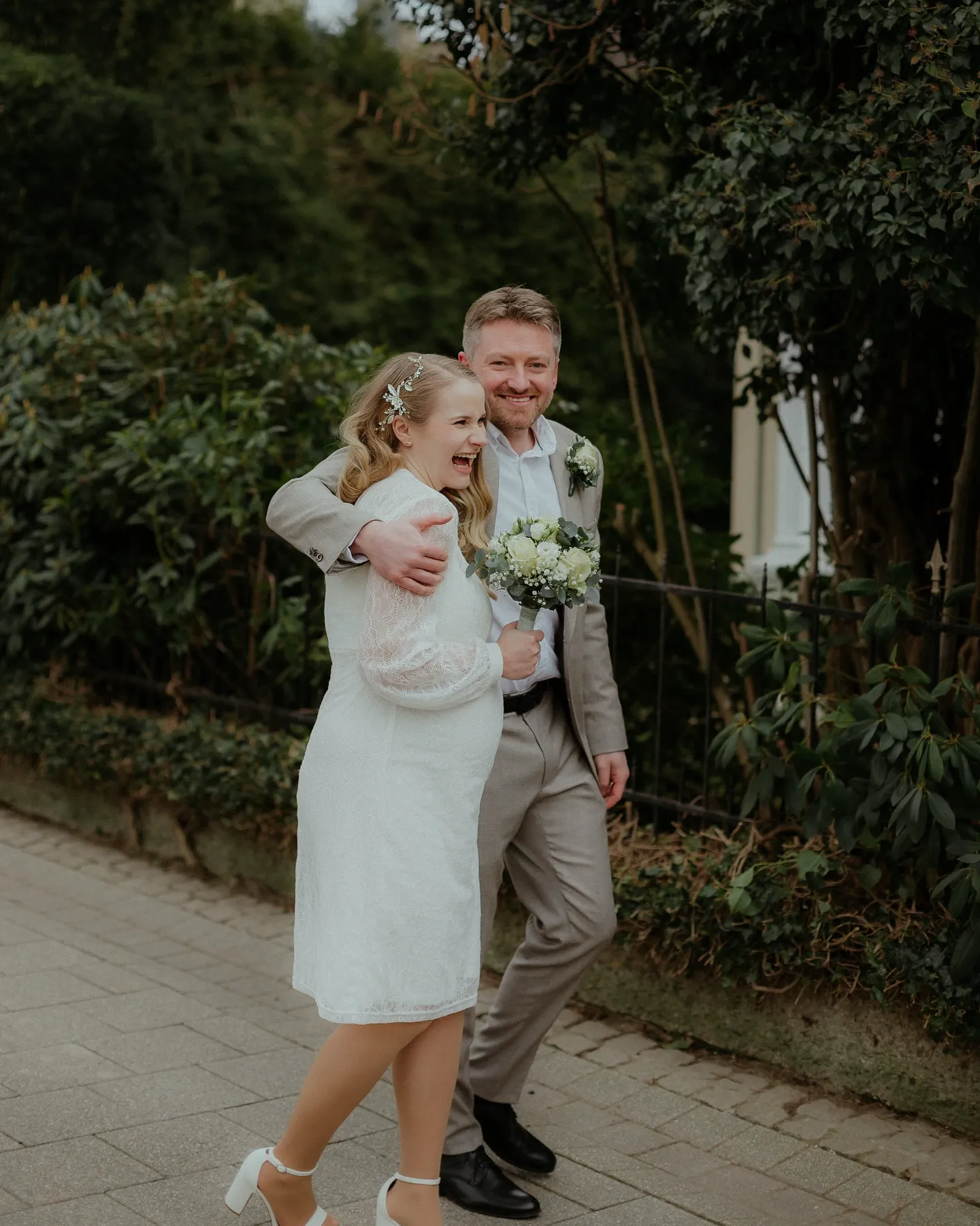 Hochzeitspaar lachend