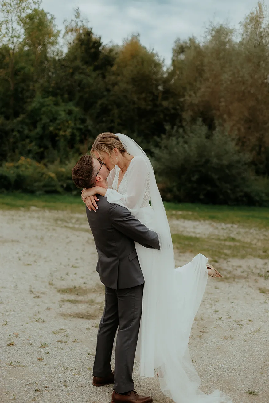 Hochzeitspaar im Grünen