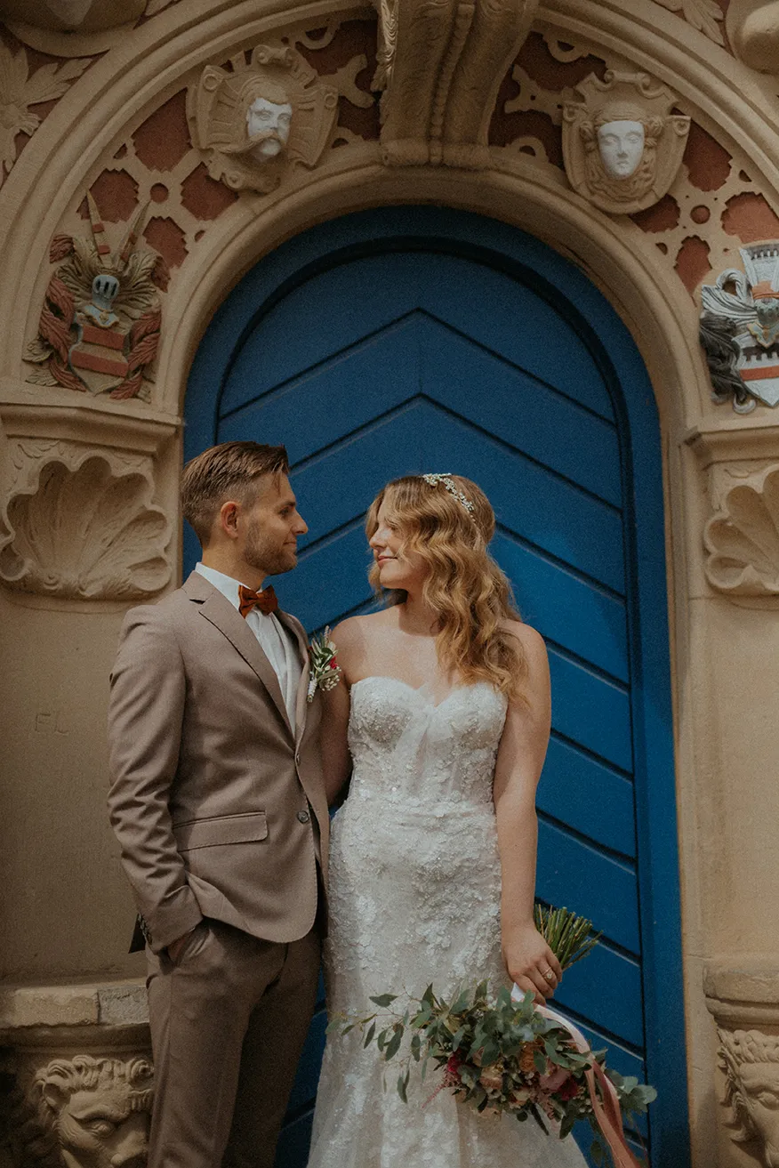 Hochzeitspaar vor Torbogen